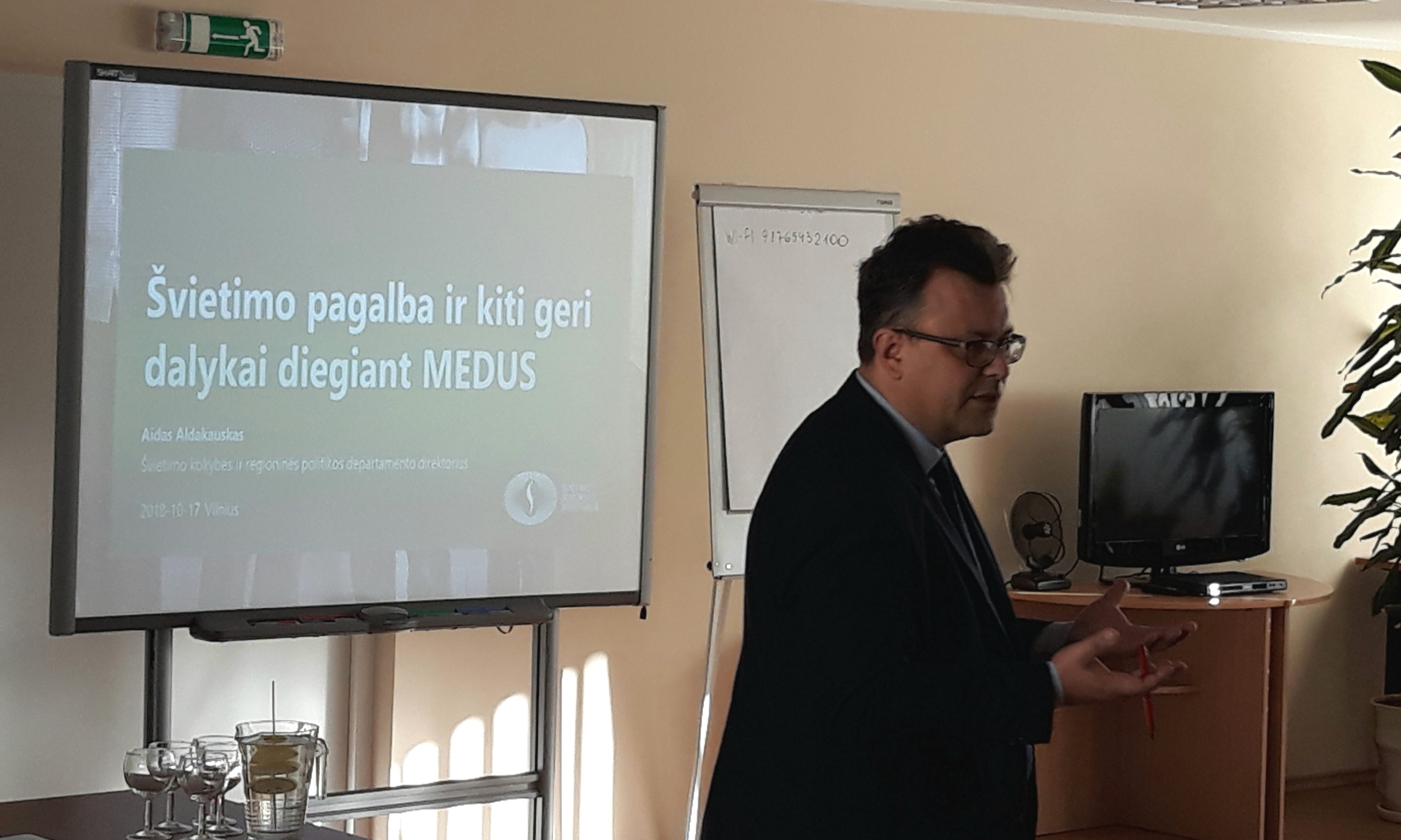 Pedagoginių psichologinių ir švietimo pagalbos tarnybų vadovų susitikimo metu pranešimus skaitė svečiai iš Švietimo ir mokslo ministerijos